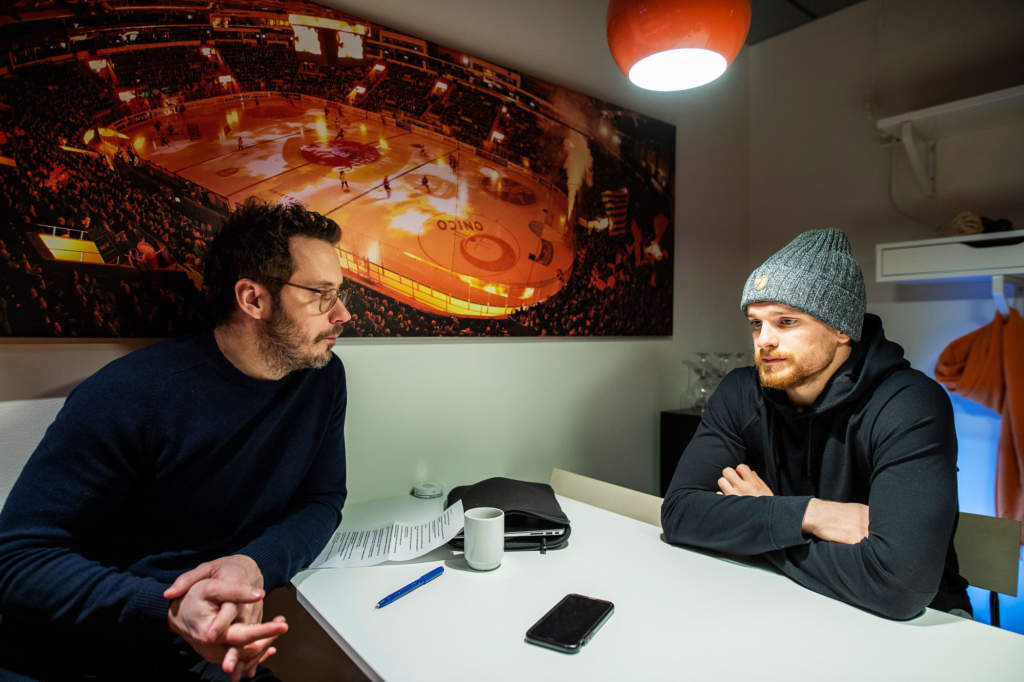 Aftonbladets reporter Marcus Leifby träffar Växjö-spelaren Brendan Shinnimin.
Foto: SUVAD MRKONJIC 
